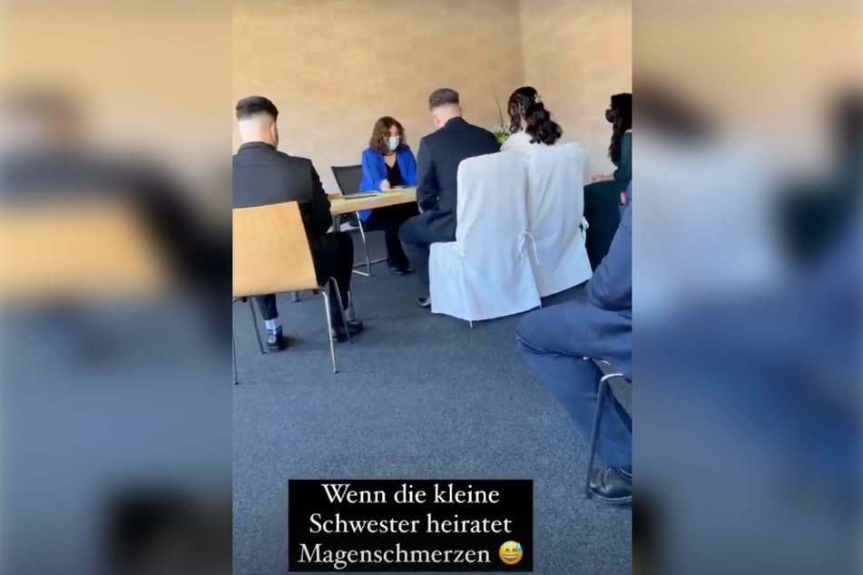 Sara (22) und Zino geben sich das Ja-Wort, während Pietro Lombardi aus der zweiten Reihe das Ereignis filmt.