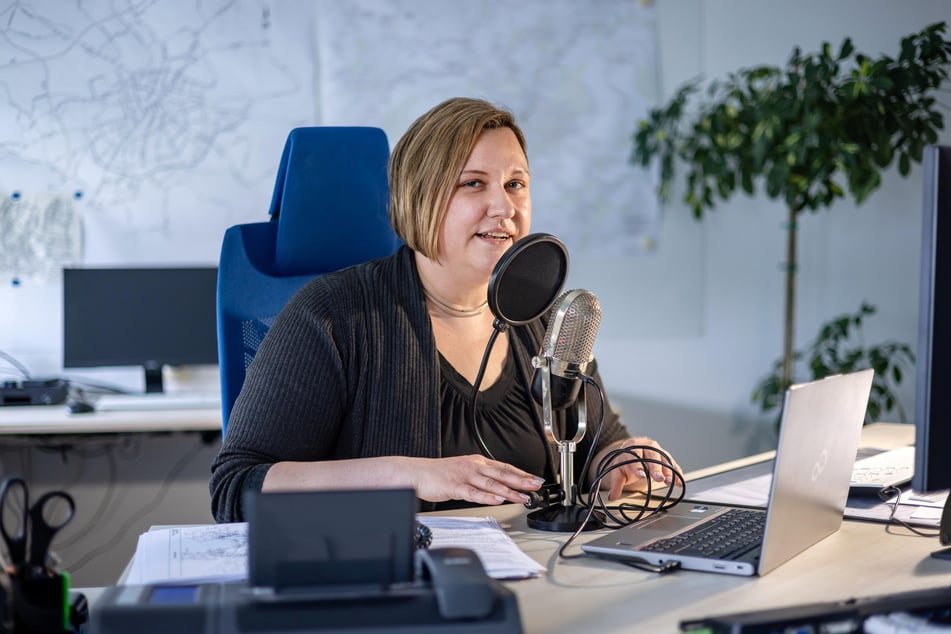 Ricarda Bonitz spricht die Haltstellenansagen in ihrem Büro mit einem Mikro ein.