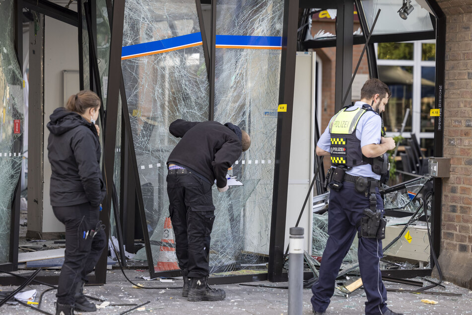 Ermittler sicherten die Spuren nach der Automatensprengung.