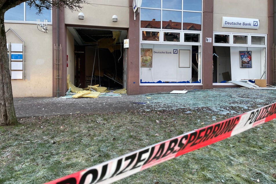 Die Bankfiliale wurde bei der Explosion zerstört. Das Gebäude ist vorübergehend gesperrt.