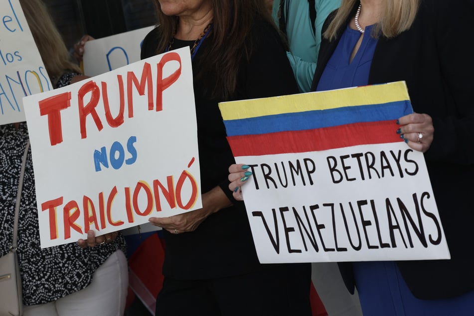 Trump administration asks Supreme Court for permission to revoke migrants' legal status