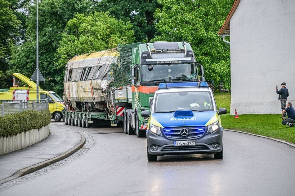 Die Zugteile wurden geborgen und abtransportiert.