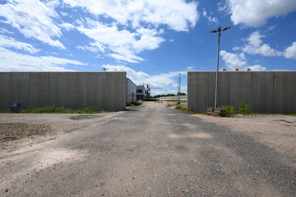 Der Bau soll bis 2029 fertiggestellt und die JVA Anfang 2030 regulär in Betrieb genommen werden.