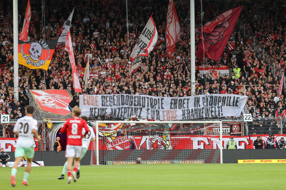 Dieses Banner war wohl eine Antwort auf die kürzlich bekannt gewordenen Missbrauchsfälle in den Reihen der "Ultra Sankt Pauli".