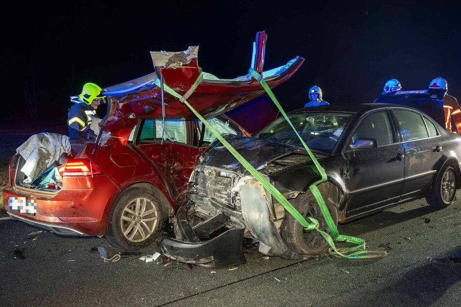 Bei dem Zusammenstoß haben sich ein VW und ein Škoda ineinander verkeilt.