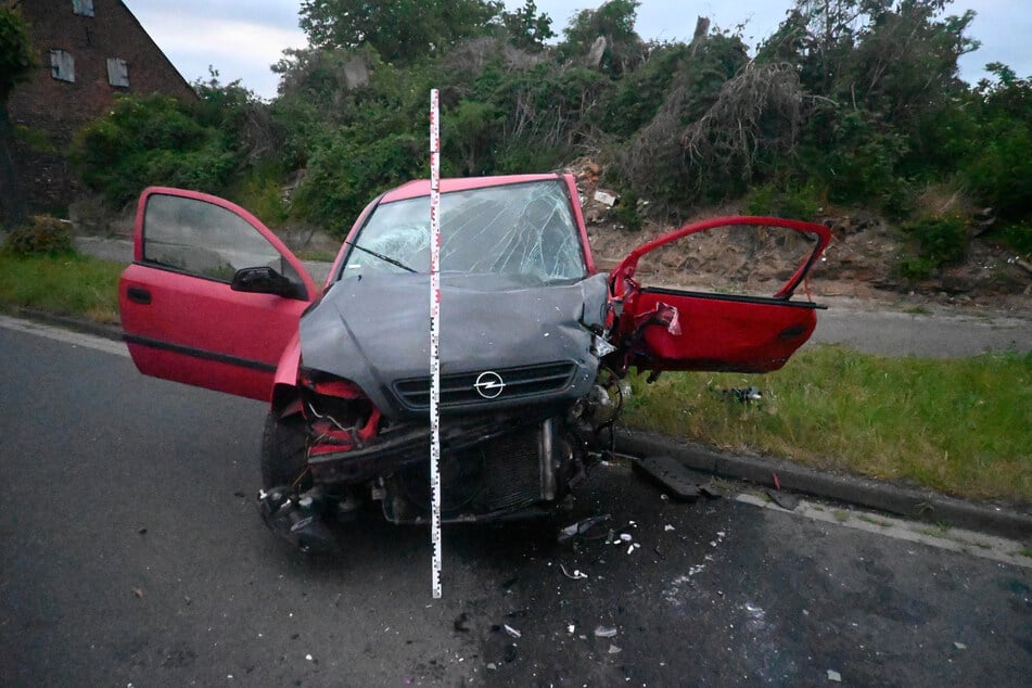 Die beiden Fahrzeuge wurden bei dem Crash schwer beschädigt.