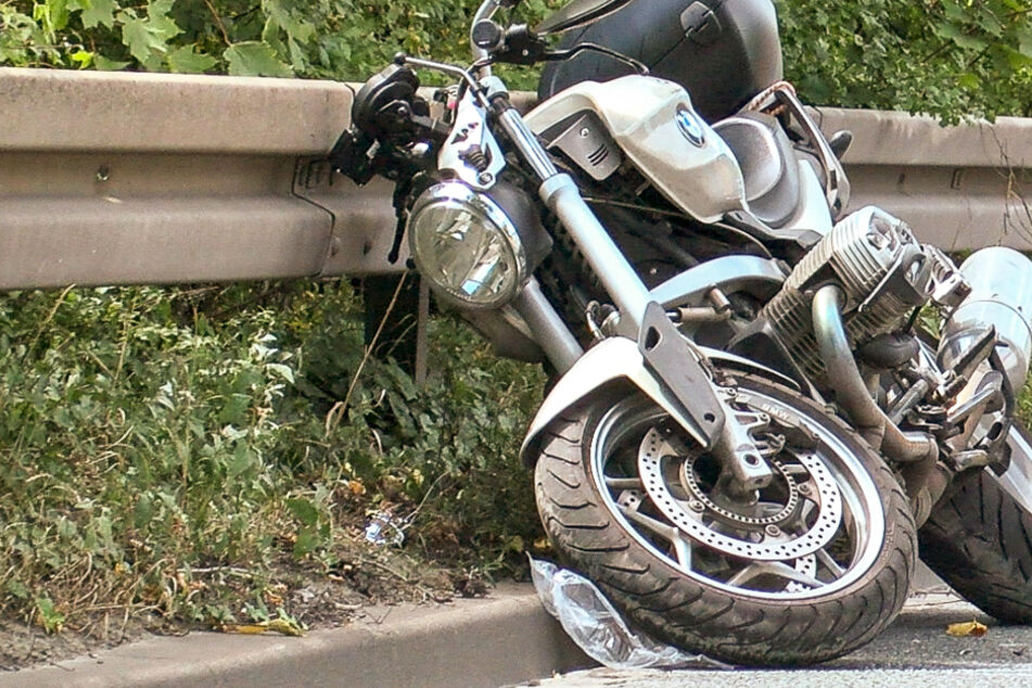 Wie das Foto zeigt, wurde das Motorrad des 58-Jährigen offenbar gegen die Leitplanke gepresst.