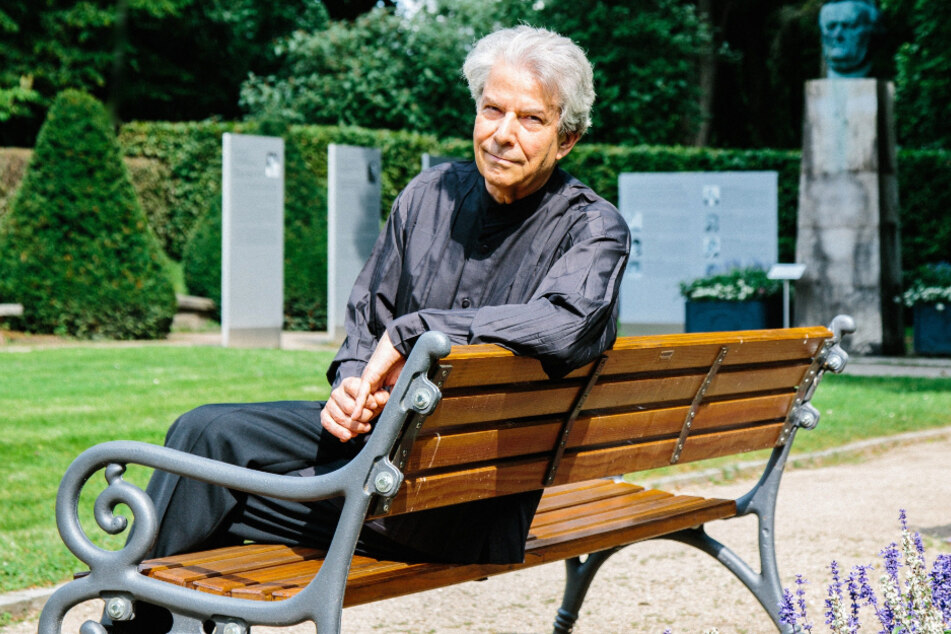 Hartmut Haenchen (77) zivil im Garten beim Bayreuther Festspielhaus 2016.