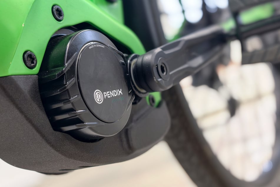 Der Mittelmotor wird neben der Pedale eingebaut.