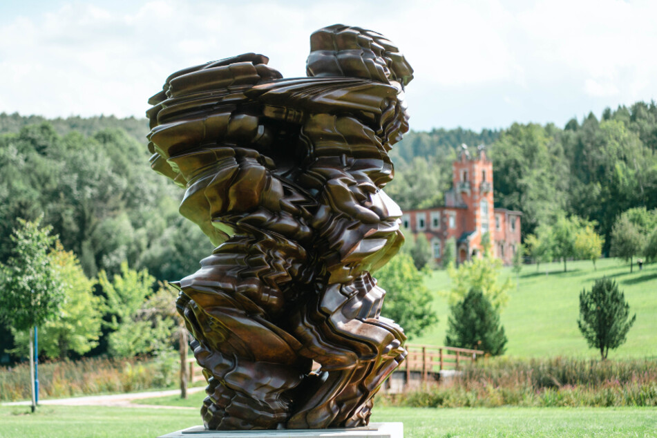 Die Skulptur "Stack" des englischen Künstlers Sir Tony Cragg (73) steht seit Mittwoch im Kurpark Bad Schlema.