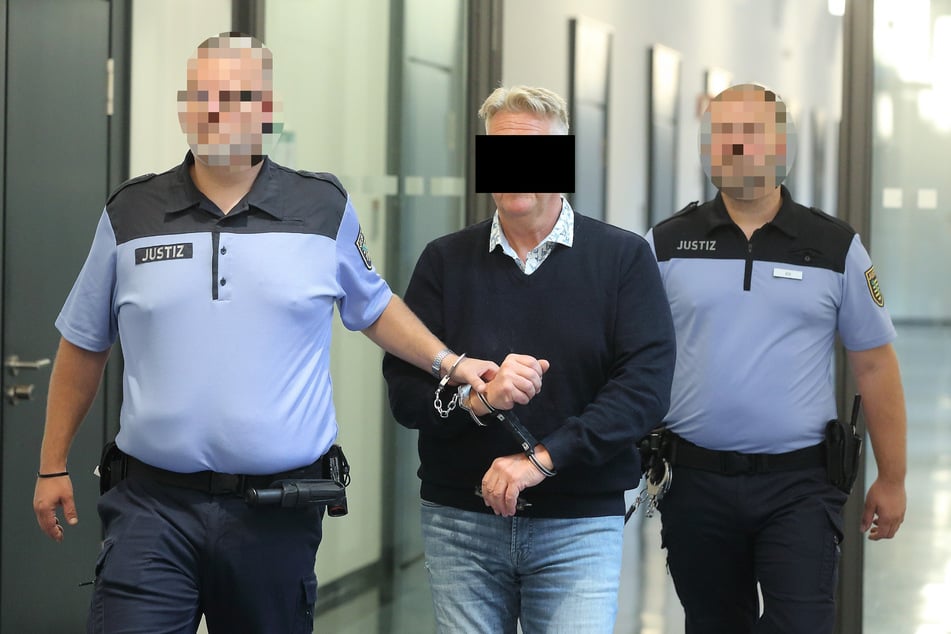 Edelbert S. (65, M.) sitzt seit der Razzia im Frühjahr 2025 in U-Haft.