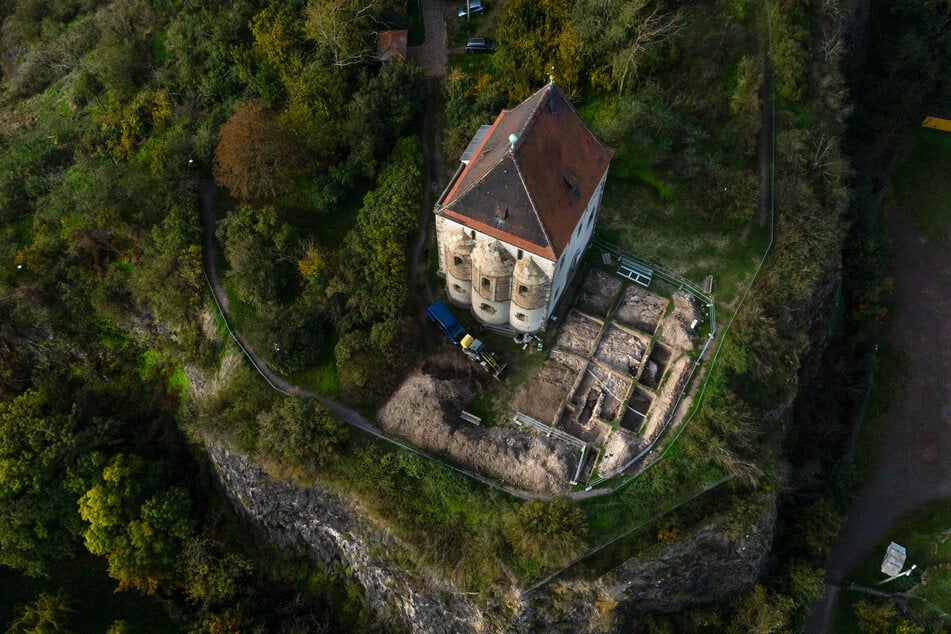 Die verschwundene Burg neben der erhaltenen Doppelkapelle in Landsberg gibt ihre Geheimnisse nur schrittweise frei. Archäologen können jetzt das Ausmaß der Anlage teilweise rekonstruieren.