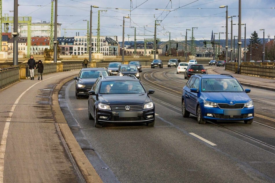 Normalerweise rollt der Verkehr zweispurig und damit etwas flüssiger über die Elbe auf die Altstädter Seite. (Archivfoto)