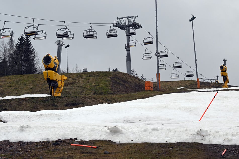 Skilifte und Skipisten in Thüringen mussten in diesem Winter öfter mit Kunstschnee präpariert werden.