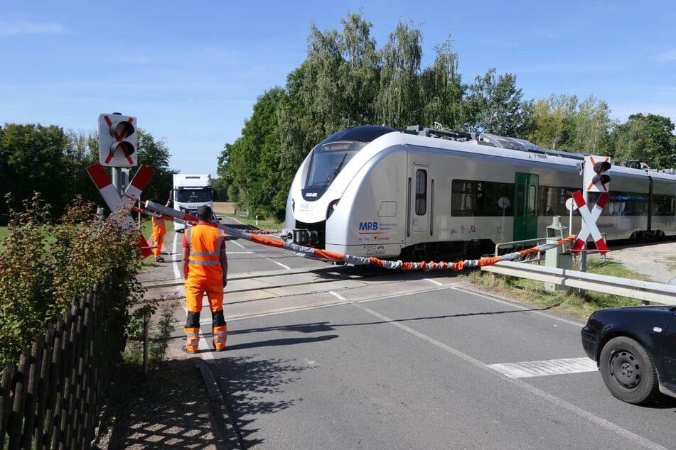 Wenn ein Zug naht, muss der Übergang händisch geschlossen werden.