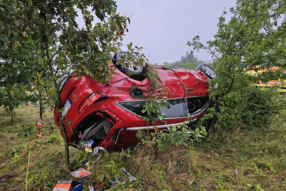 Ein Kia kam von der Autobahn ab und überschlug sich.