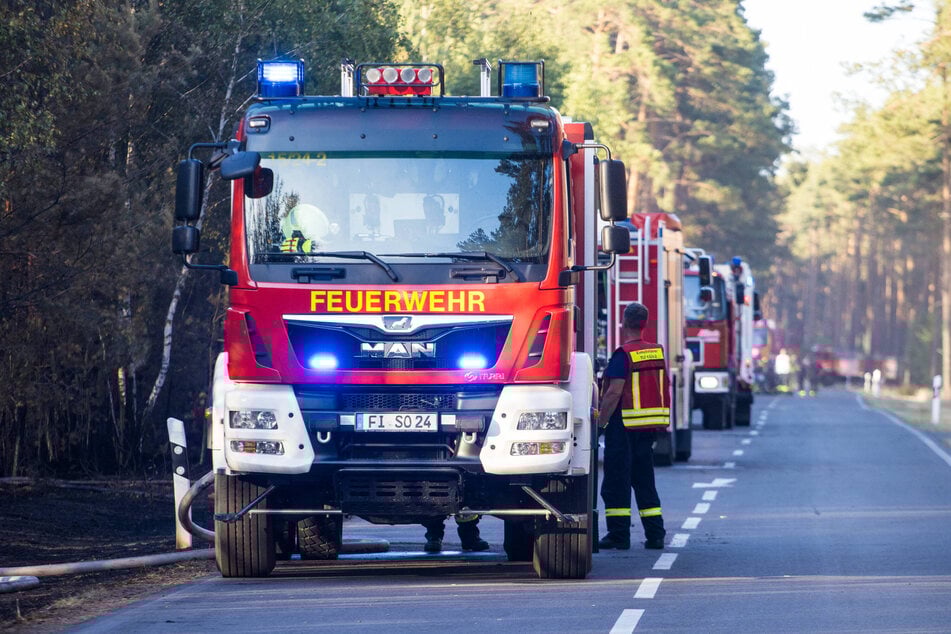 Das Dorf Kleinbahren im Landkreis Elbe-Elster musste am Dienstag von der Feuerwehr evakuiert werden.