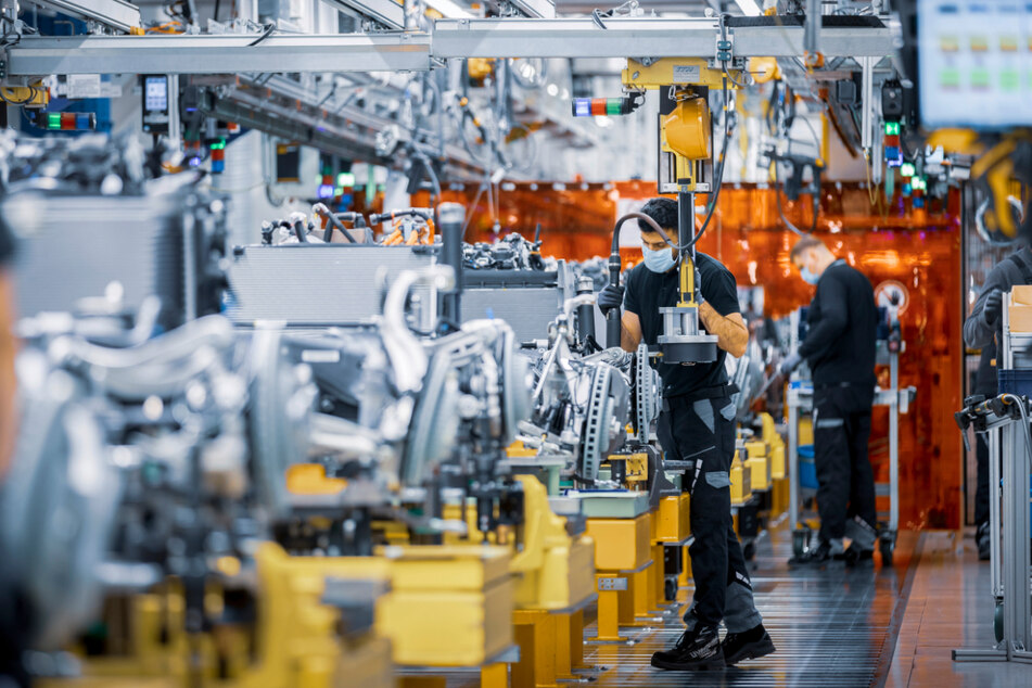 Im Mercedes-Benz Werk in Bremen werden konventionelle Verbrenner, Plug-in-Hybride und reine Elektroautos gefertigt.