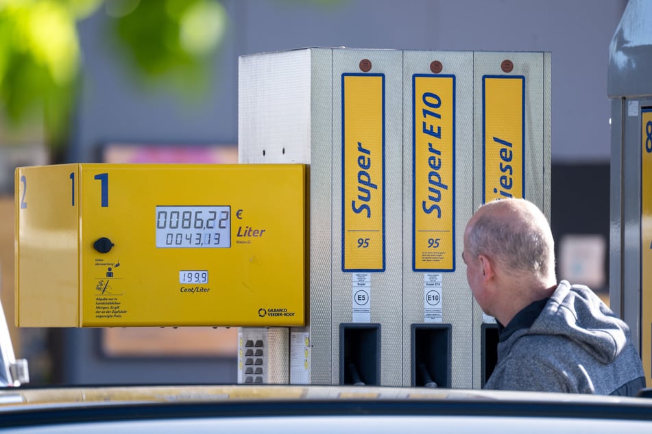Ein Mann tankt am 1. Mai an einer Tankstelle in Bamberg Diesel zum Preis von 199,9 Cent pro Liter. Befristet für zwei Monate sinken die Steuern auf Diesel und Benzin um je rund 17 Cent brutto pro Liter.