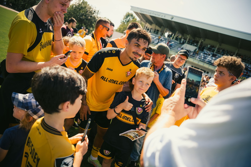 Tor, Vorlage und beliebtes Fotomotiv der Fans am Sonntag in Freital: Oliver Batista Meier (23).