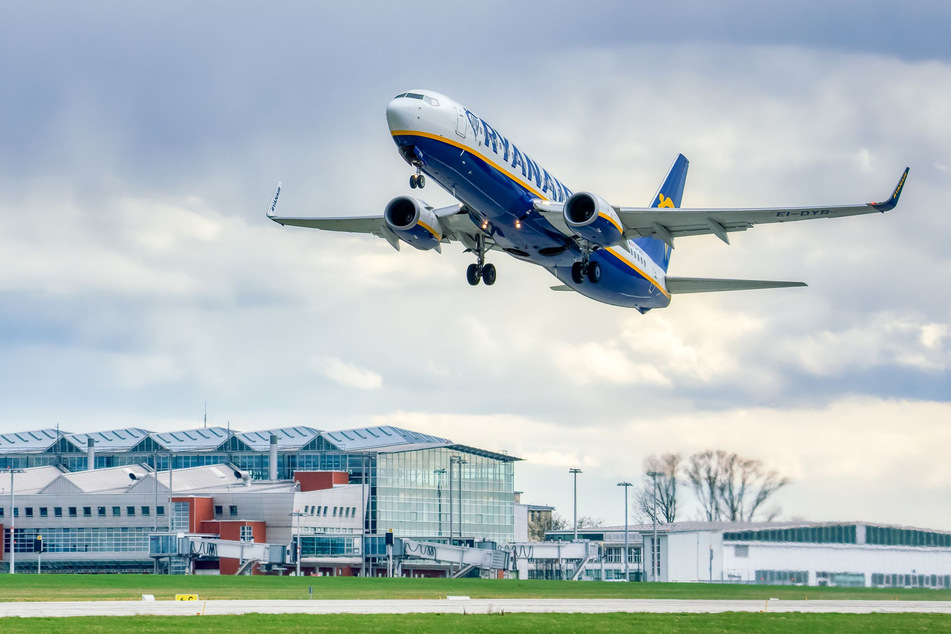 Auch bei Ryanair dürften in diesem Sommer Flüge ausfallen. Zudem kündigte die Airline Preissteigerungen bei den Tickets an.