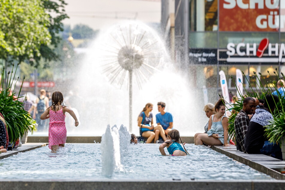 Ab ins kühle Nass - aber bitte nicht in Dresdens Brunnen wie hier auf der Prager Straße!