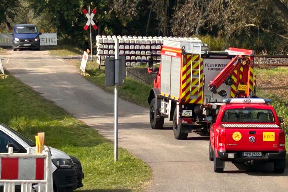 Die Feuerwehr war am Moorburger Hauptdeich in Hamburg im Großeinsatz, nachdem dort eine Bombe gefunden worden war.