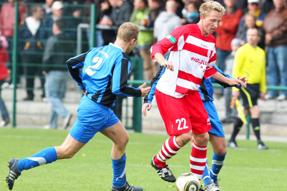 Marco Hartmann (r.) behauptet 2011 im Trikot des Halleschen FC im Achtelfinale des Sachsen-Anhalt-Pokals gegen Eintracht Bitterfeld im Duell mit Karsten Perl den Ball.