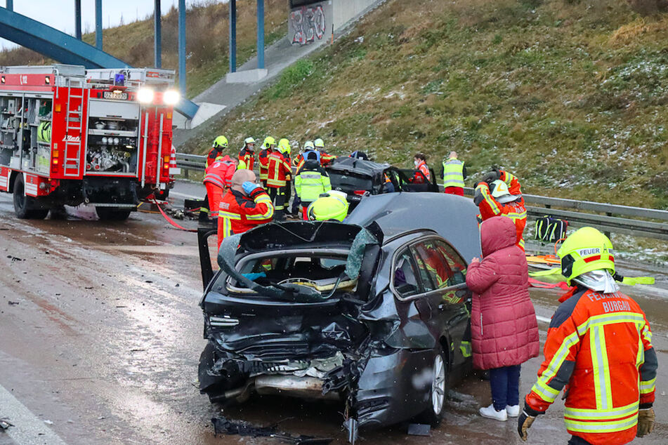 Feuerwehrleute arbeiten an einer Unfalstelle auf der Autobahn 8. Wegen Schneeregens hatte es in kurzer Zeit acht Unfälle hintereinander mit insgesamt 18 Verletzten gegeben.