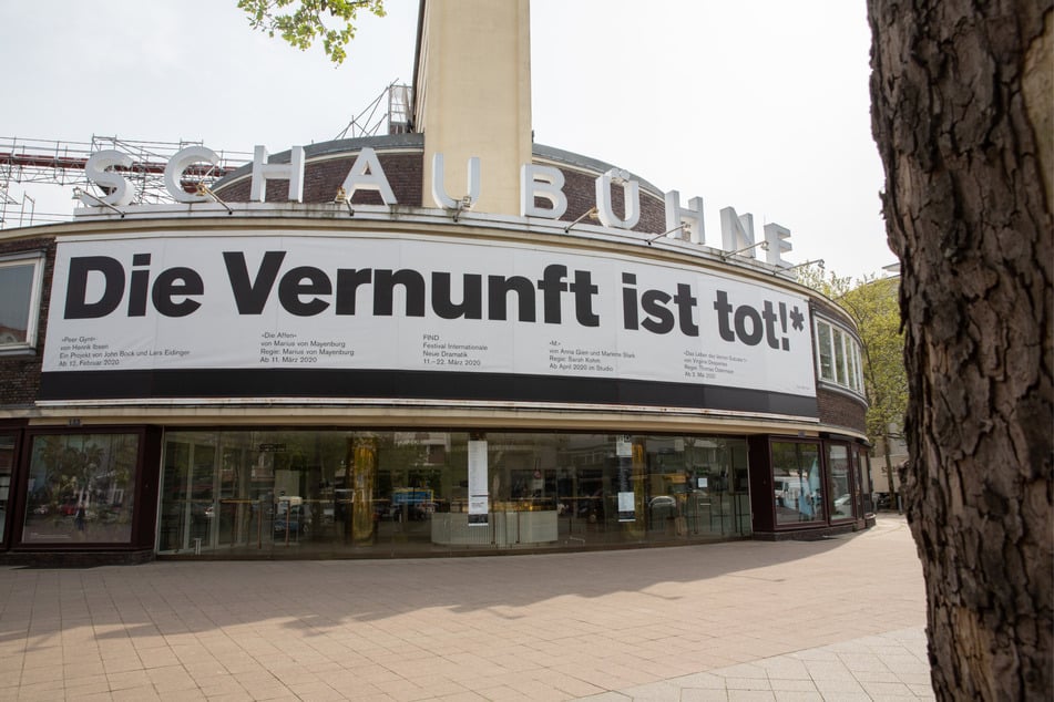 Berlin: Starkregen setzt Wohnungen und Keller der Berliner Schaubühne unter Wasser