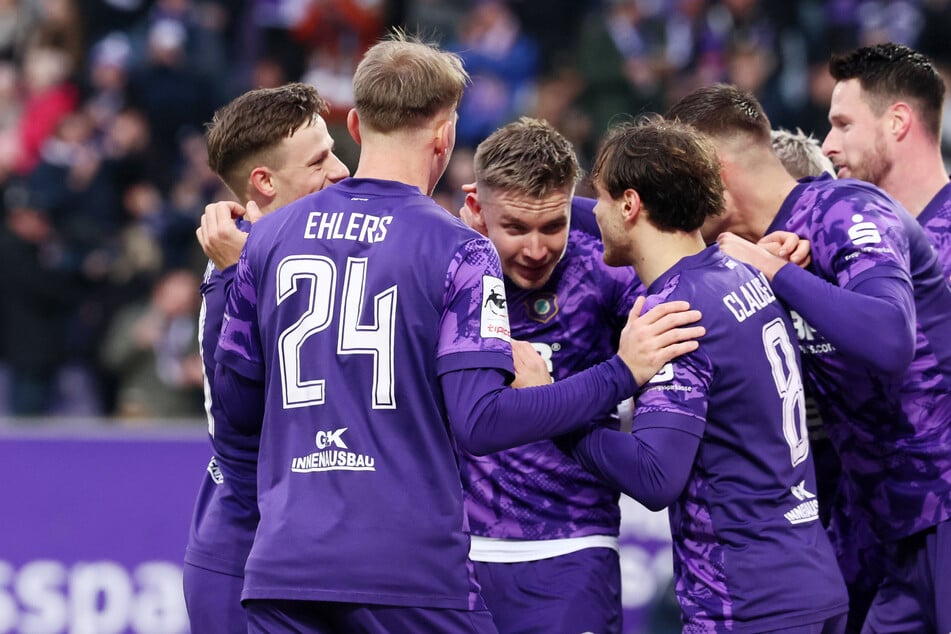 Jubel bei den Veilchen nach dem 3:0 durch Erik Majetschak (M.).