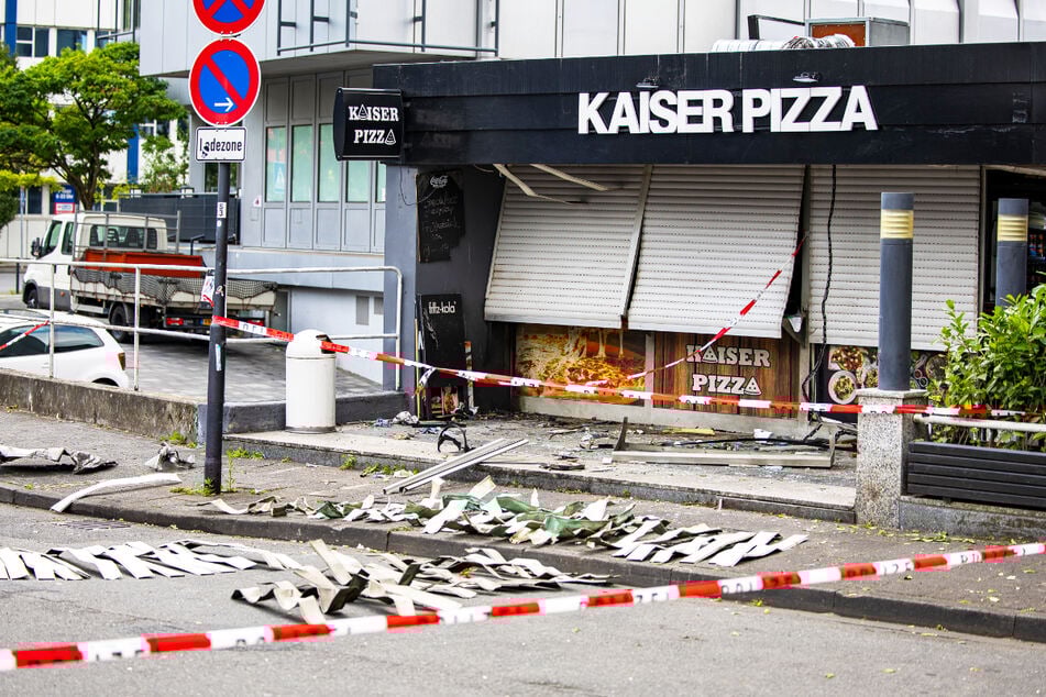 Die Serie begann mit einer heftigen Detonation vor einem Restaurant in der Kaiserleistraße in Offenbach.