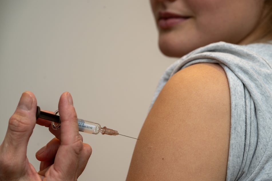 Dank eines neuen Impfstoffs sollen sich Patienten erstmals gleichzeitig gegen Grippe und Corona impfen lassen können. (Symbolbild)