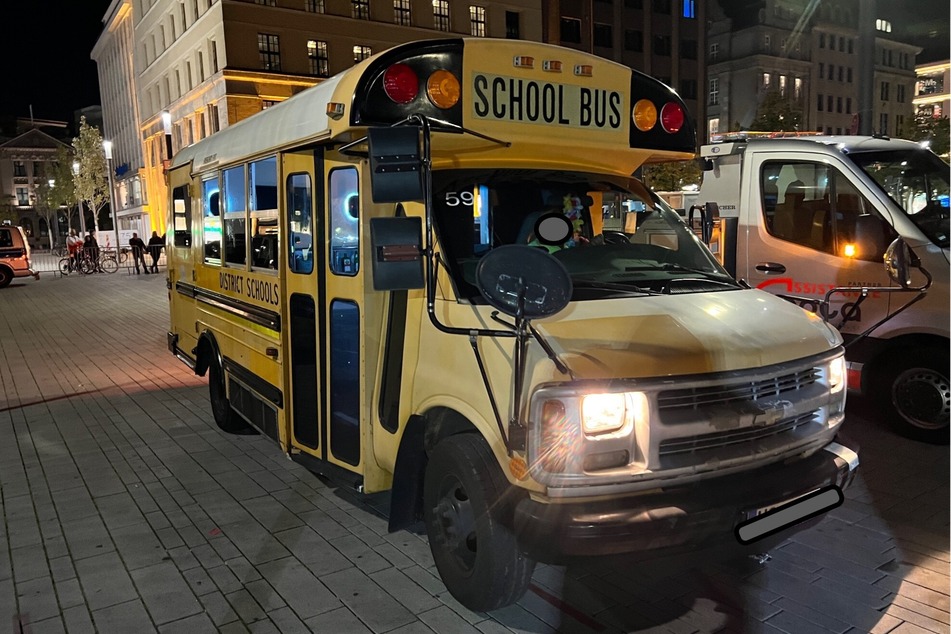 Der frühere US-Schulbus wurde zu einem Party-Bus umgebaut.