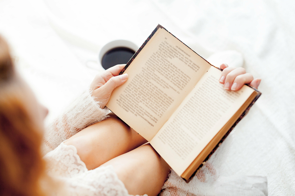 A 32-year-old man forbid his girlfriend (26) to read romance novels (stock image).