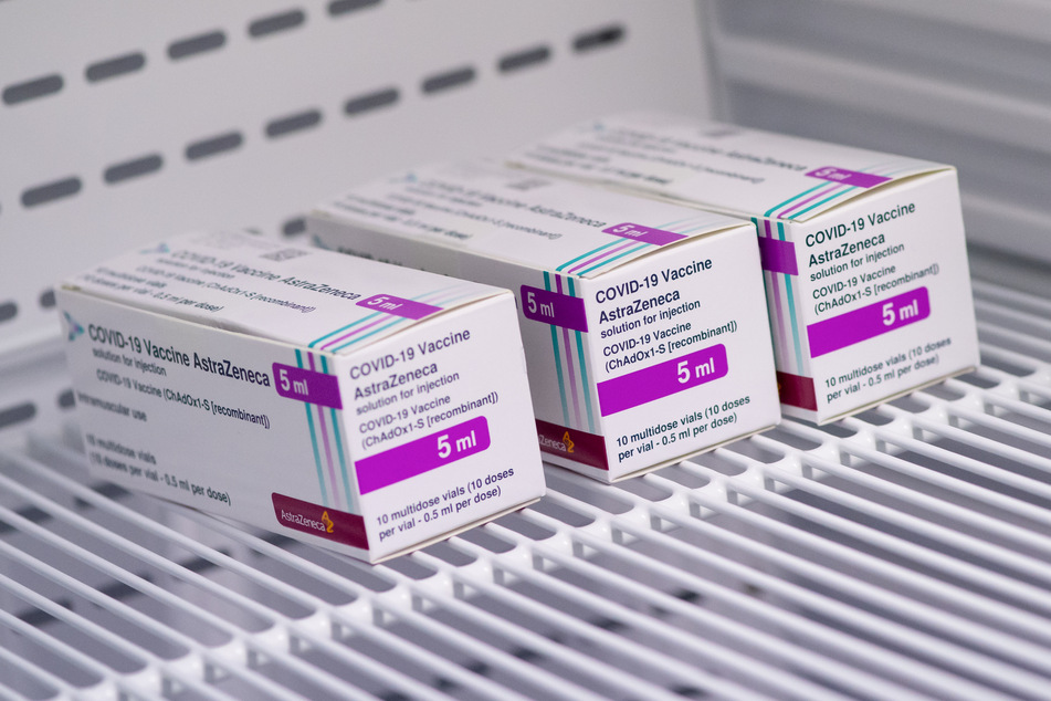 Die Ständige Impfkommission empfiehlt das Präparat von Astrazeneca - anders als die EU-Arzneimittelbehörde EMA - bisher nur für Menschen zwischen 18 und 64 Jahren, weil aus ihrer Sicht zunächst zu wenig Daten über die Wirkung bei Älteren vorlagen.
