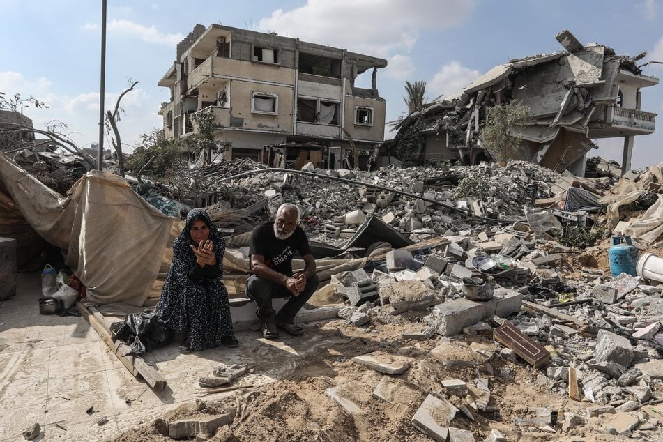 Palästinenser kehren in ihre zerstörten Häuser zurück, nachdem sich die israelische Armee aus dem östlichen Teil von Chan Junis zurückgezogen hat.