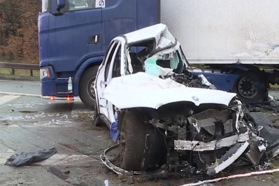 Unfall A2: Tödlicher Unfall auf der A2! Auto rast in Lastwagen, Fahrer (†27) stirbt