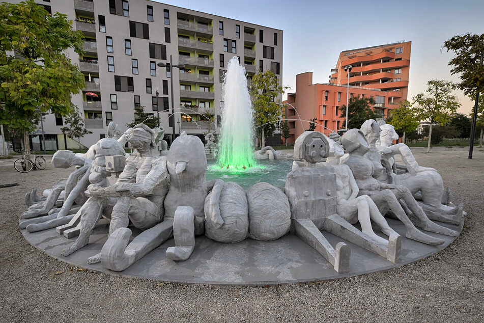 Insgesamt 33 Betonfiguren sitzen um den Jubiläumsbrunnen und soll ein Wir-Gefühl vermitteln.