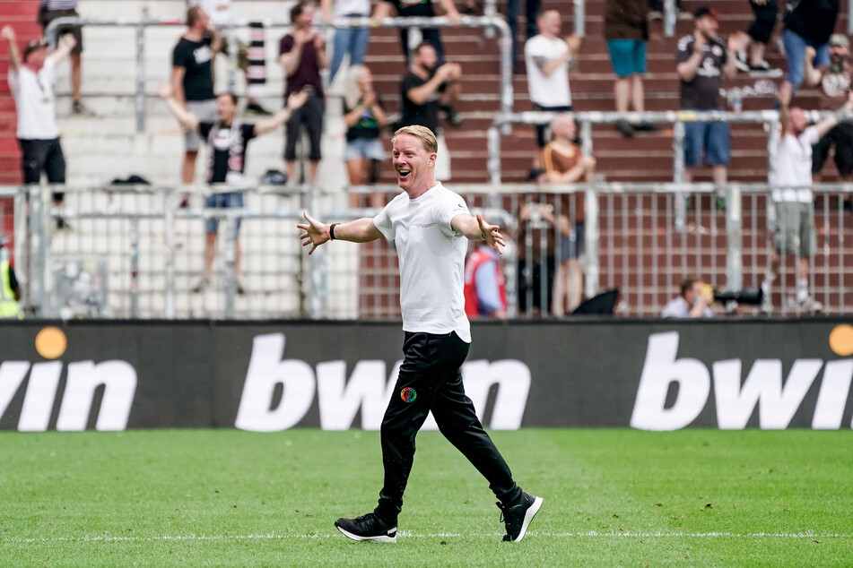 Der 43-Jährige hatte beim 3:0-Sieg gegen Holstein Kiel viel zu jubeln. Die aktuelle Euphorie um sein Team will er nicht bremsen.