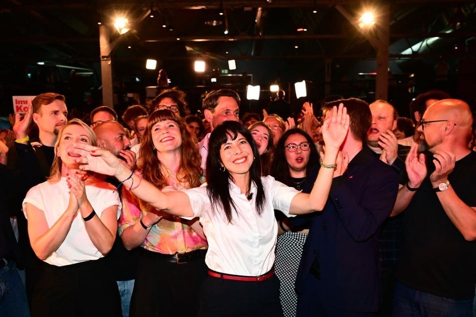 Elif Eralp (45) feiert den Wahlsieg der Berliner Linken.
