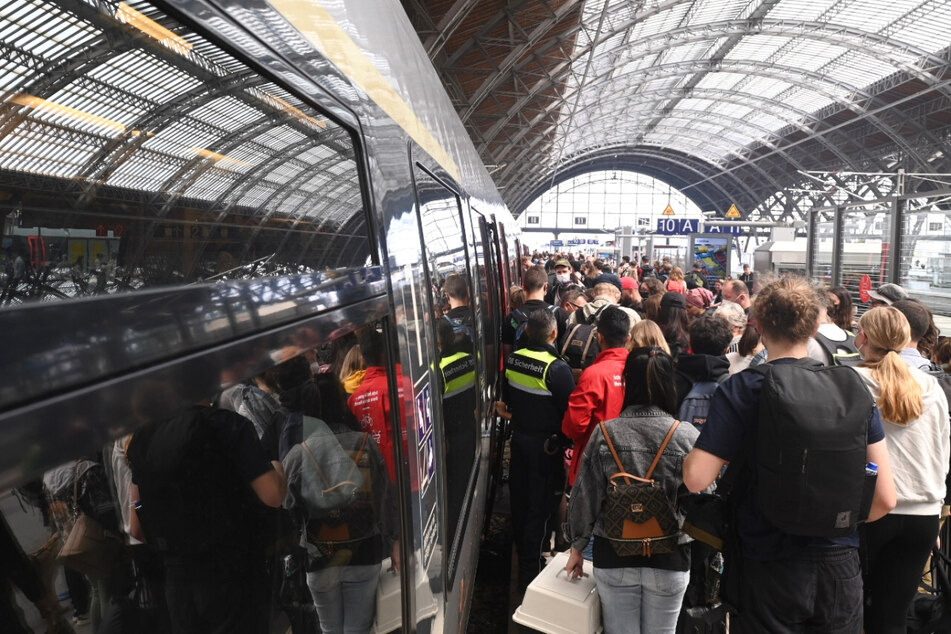 Wenige Tage nach dem Start des 9-Euro-Tickets ist am Pfingstwochenende an einigen Bahnhöfen in Sachsen das Chaos ausgebrochen, so auch in Leipzig.