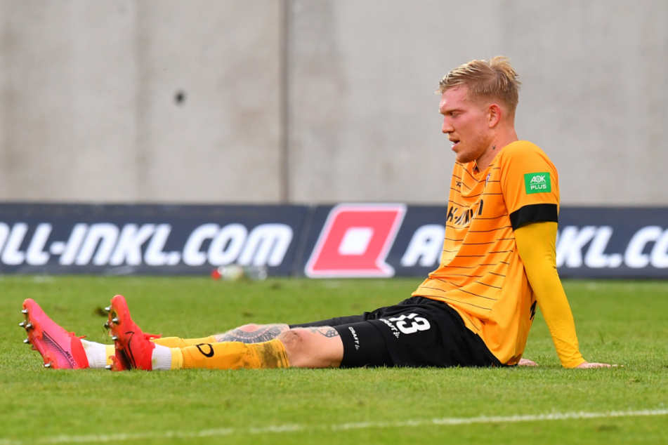 Ausgepowert, ausgebrannt, von Blessuren am Knöchel geplagt: Simon Makienok sitzt nach dem 0:1 vor knapp einer Woche gegen den HSV enttäuscht auf dem Rasen.