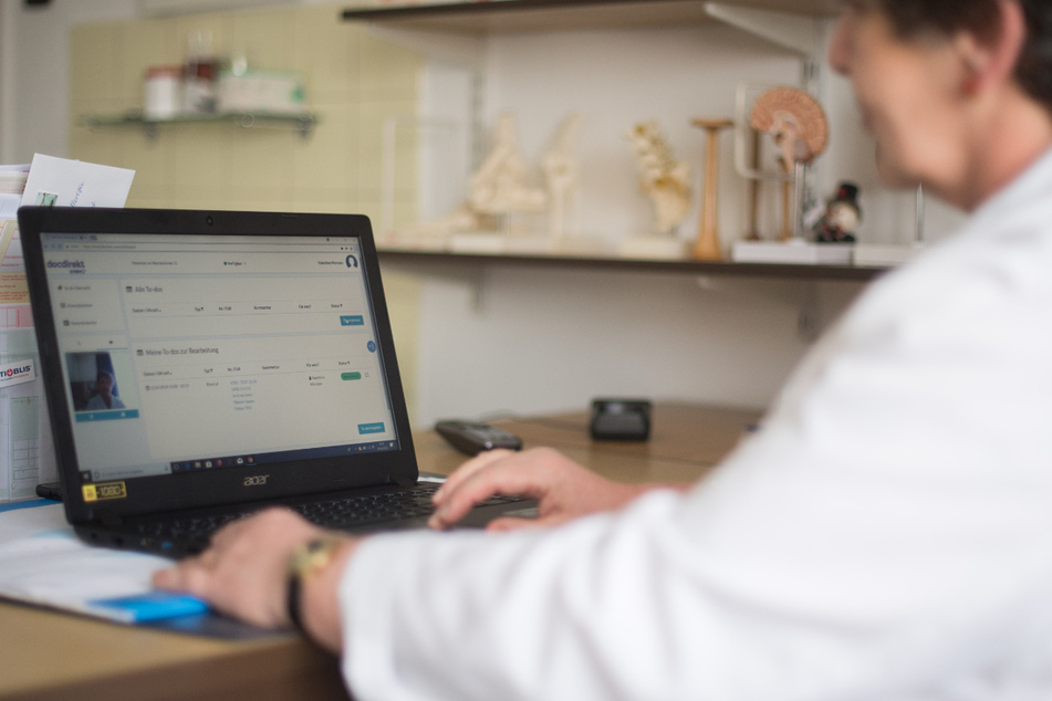 Eine Ärztin sitzt während des Telemedizin-Pilotprojekts "docdirekt" an ihrem Laptop. Die E-Rezepte waren an das Projekt gekoppelt. (Archiv)