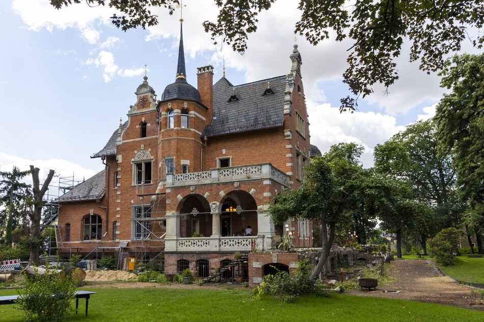 Auf dem linken Dach der Villa Kolbe wird das Sonnenrad wieder seinen Platz einnehmen.