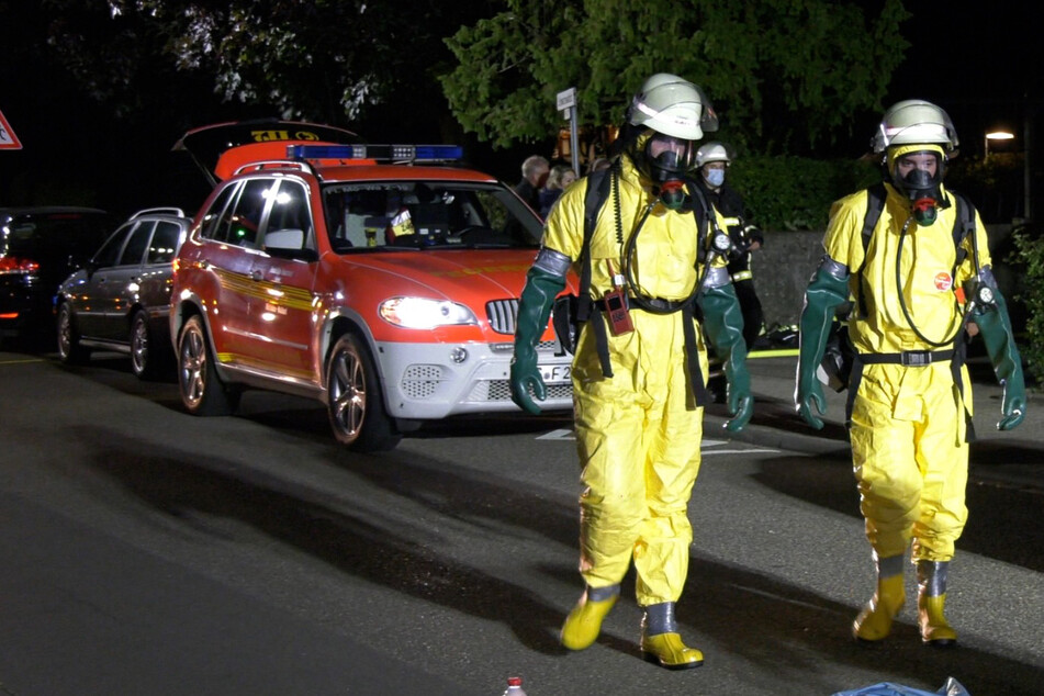 Die Feuerwehr drang schließlich unter Atemschutz in die Wohnung ein, um diese zu lüften und das kontaminierte Wasser zu entsorgen.