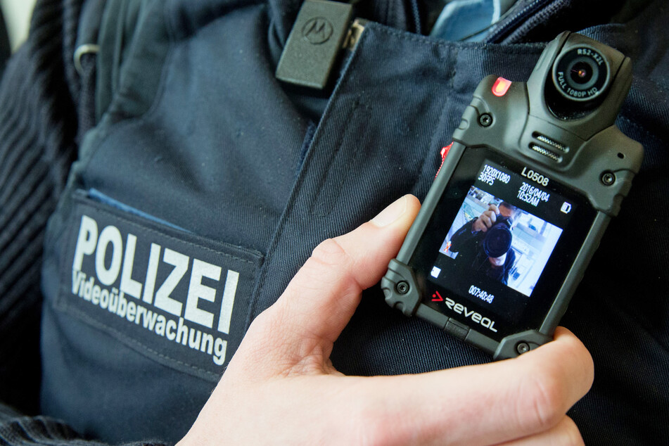 Nach Angaben der Polizei Dortmund war der Einsatz zunächst nicht für eine Bodycam geeignet, da sich der Junge (16) wohl selbst umbringen wollte.