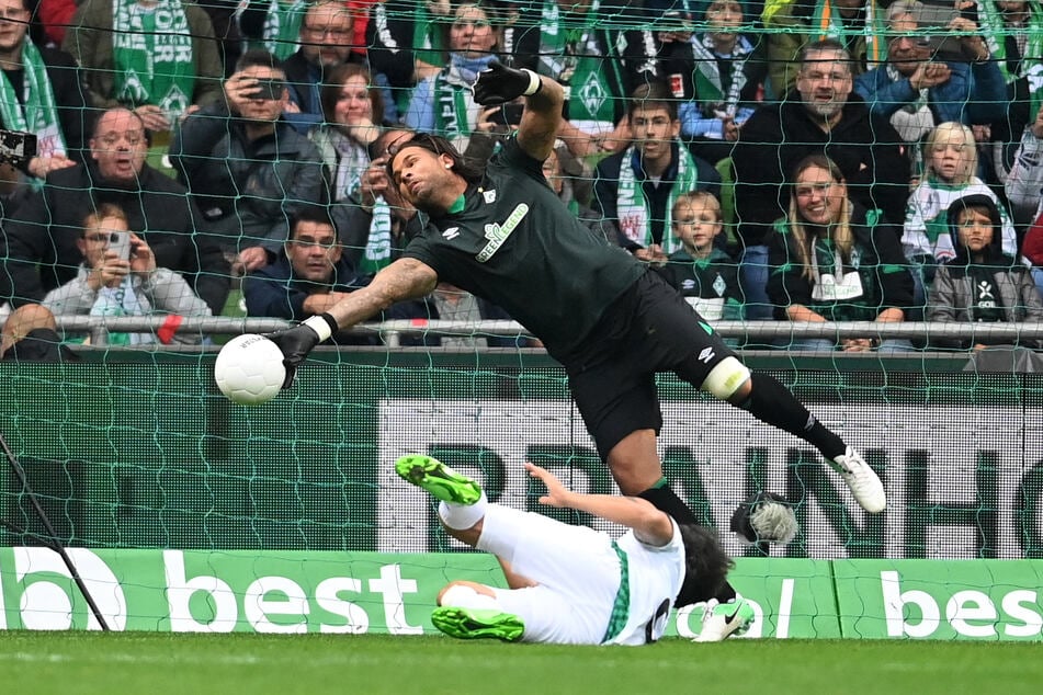 Zum Abschiedsspiel von Claudio Pizarro 2022 streifte Tim Wiese (41) das Werder-Trikot noch einmal über. Seither hat sich das Verhältnis zwischen Spieler und Klub rapide verschlechtert.