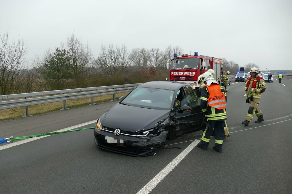 Unfall A: Unfall auf der A10: VW kracht gegen Mittelleitplanke und verliert Vorderreifen