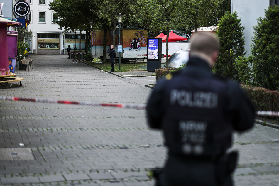 Nach der tödlichen Messerattacke auf der 650-Jahr-Feier der Stadt Solingen ist der Täter weiter auf der Flucht.